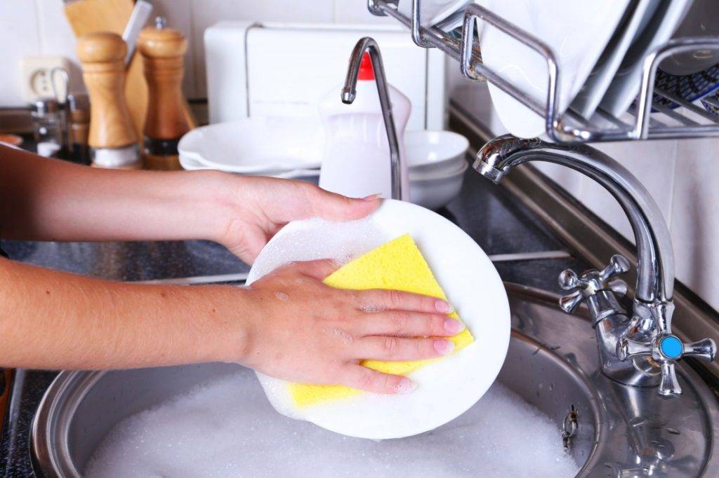 Как мыть посуду быстро и экологически чисто: используем народные методы