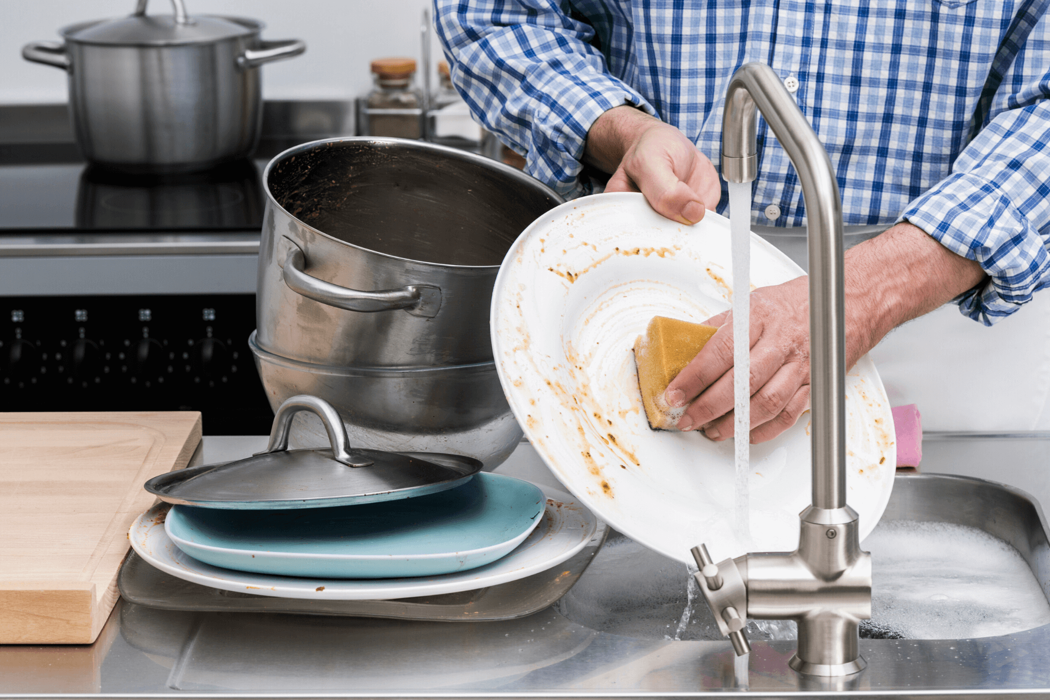 Как правильно мыть посуду вручную моющим средством дома