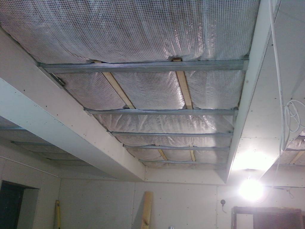 Шпаклевка потолка своими руками, особенности ремонта бетонного потолка, как заделать трещины и затирать поверхность, фотографии и видео