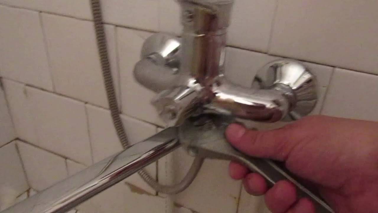 Гусак для смесителя в ванной: выбор, как поменять, если течет, ремонт