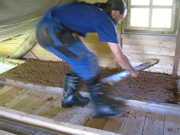 Утепляем потолок в деревянном доме с помощью опилок и пенопласта