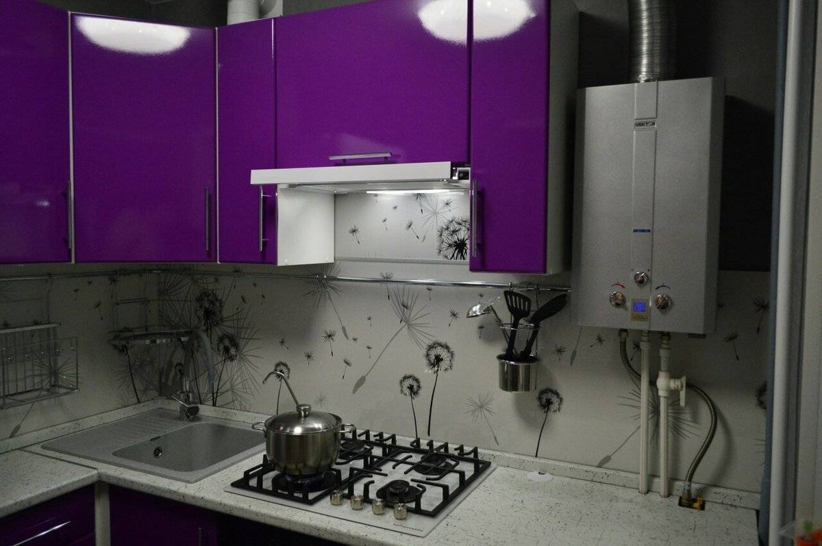 кухня хрущевка дизайн с холодильником и газовой колонкой