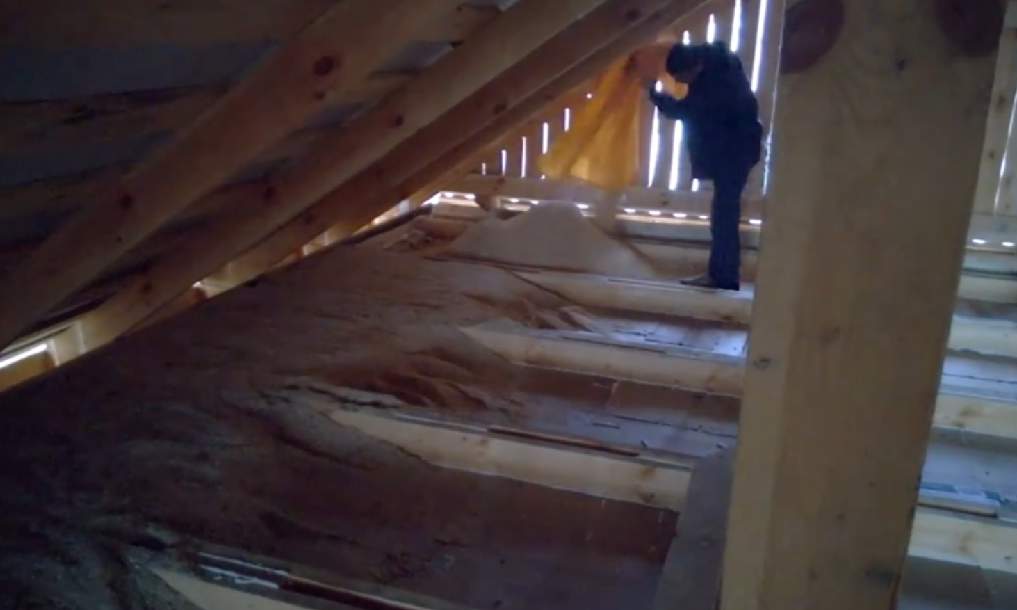 Утепление потолка опилками в деревянном доме частном, и какой слой нужен