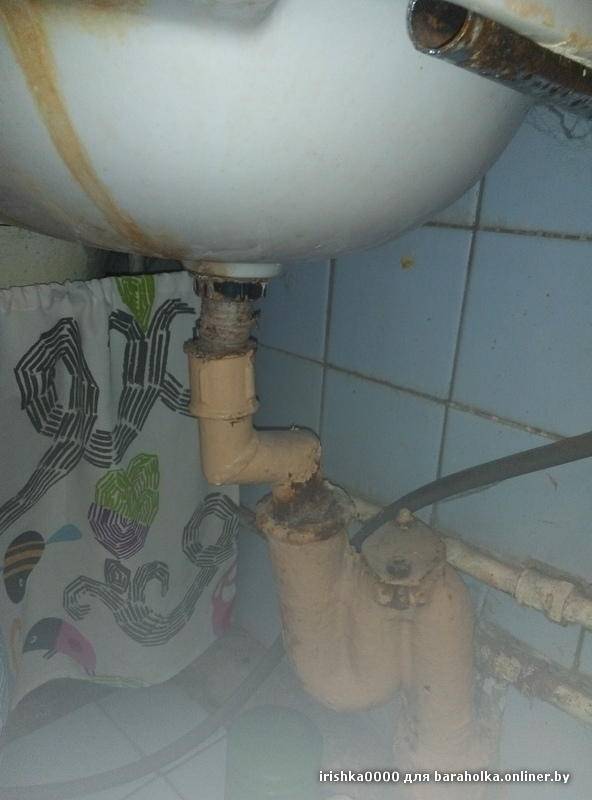 Течёт канализационная труба на стыке: чем замазать и устранить течь