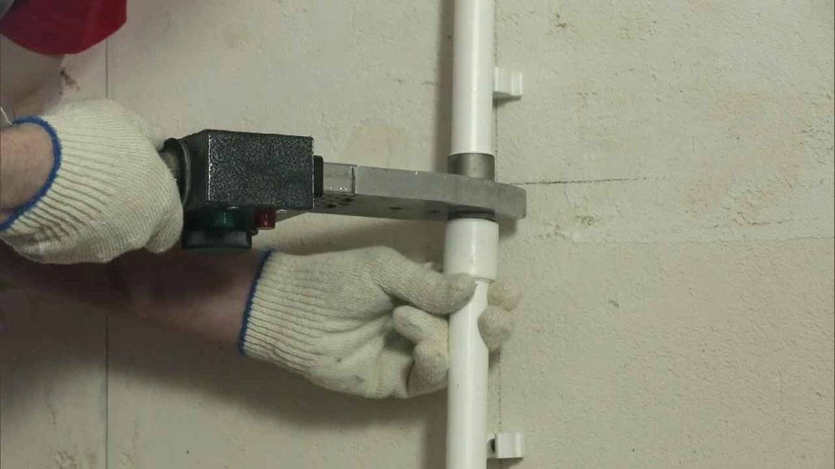 Как правильно выполнить крепление и фиксацию полипропиленовых труб к стене