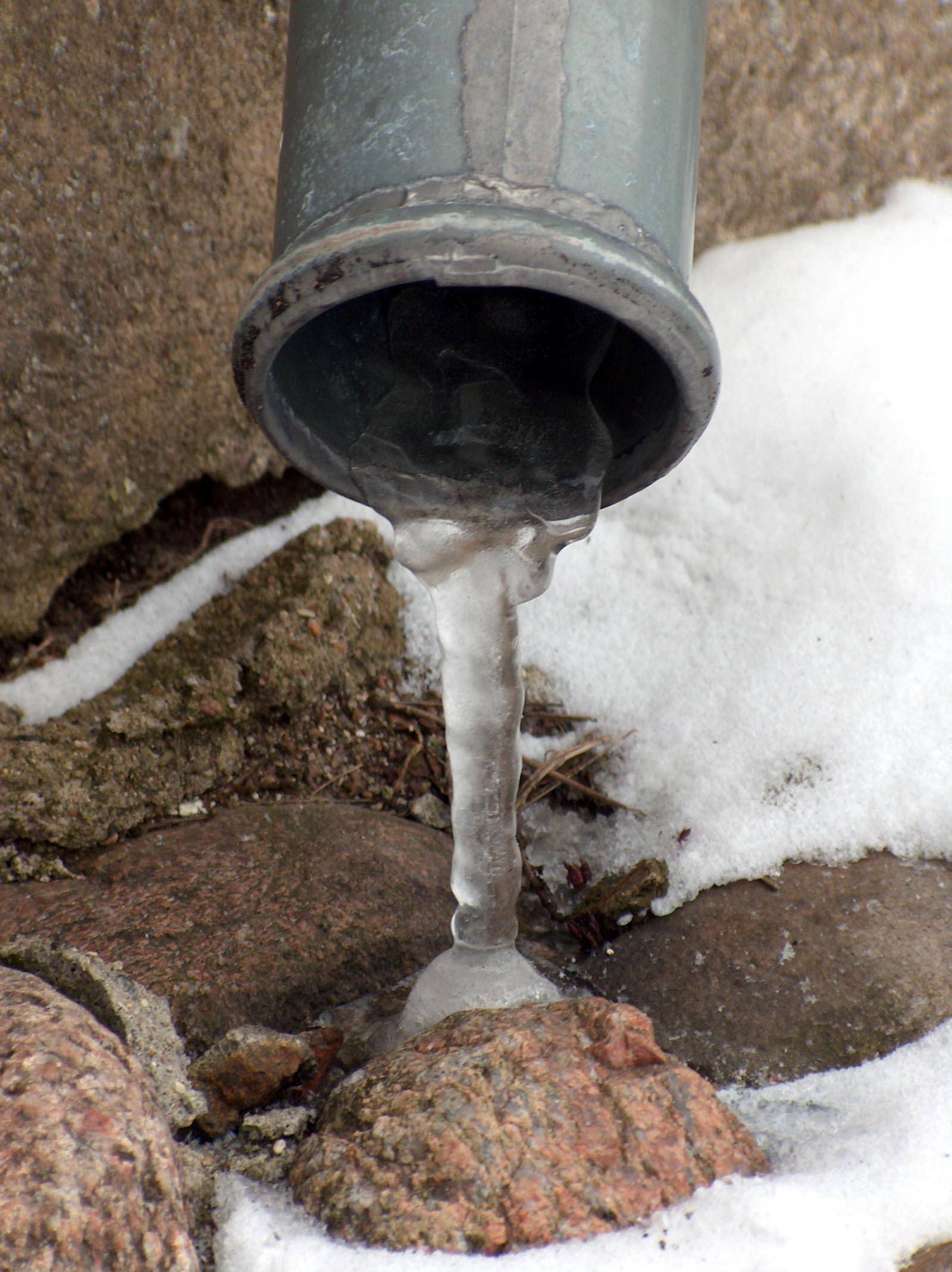 Как отогреть замерзшую трубу: способы разморозки воды в пластиковых и металлических коммуникациях