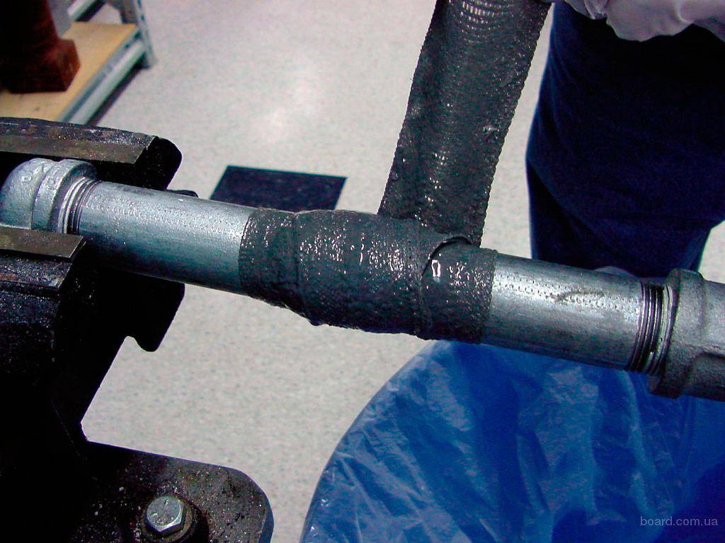 Чем заделать течь в трубе канализации: чем замазать чугунную, пластиковую канализационную трубу, если течет, протекает на стыке