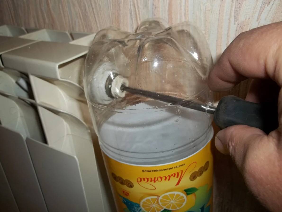 Стравливание воздуха из батарей с помощью пластиковой бутылки