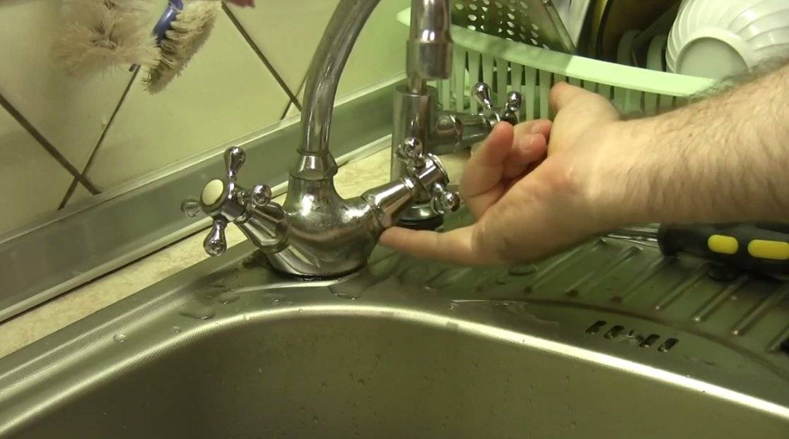 Течет смеситель в ванной из под гусака: как починить, если подтекает