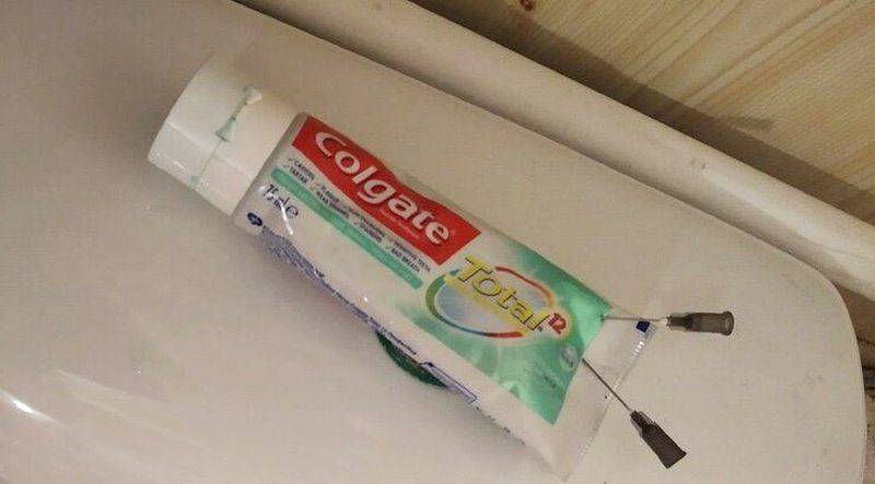 Как сохранять чистоту унитаза с помощью тюбика зубной пасты