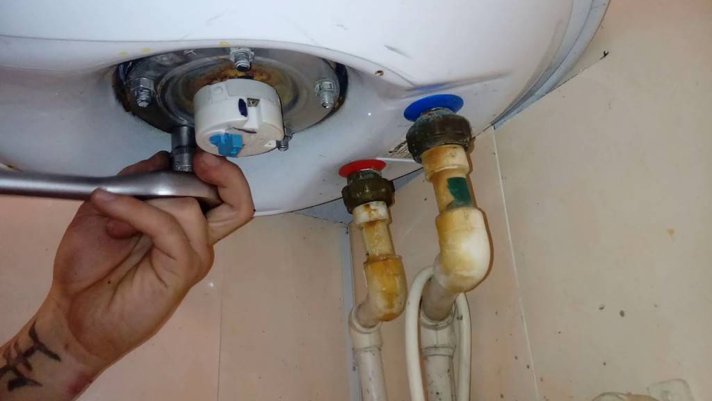 Потек водонагреватель: причины, способы ремонта, можно ли справиться с проблемой самостоятельно