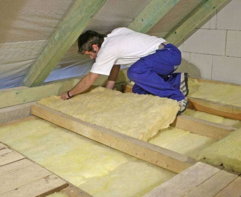 Как утеплить потолок в частном доме своими руками: снаружи и изнутри, типы перекрытий и способы их утепления