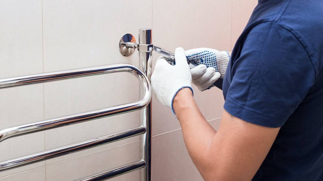 Как установить полотенцесушитель в ванной комнате самостоятельно: правила, этапы монтажа