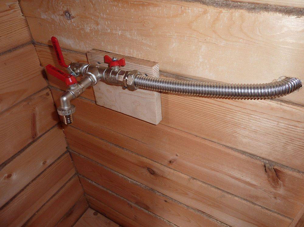 Душ в бане: особенности организации водопровода и нагрева воды для помывочной