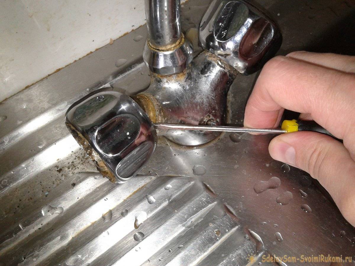 Что делать, если протекает кран на кухне: починить своими руками