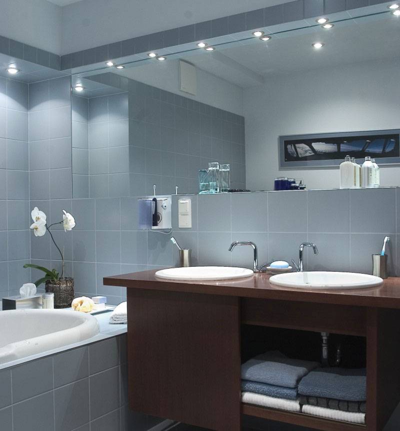 Как сделать функциональное освещение в небольшой ванной комнате – газета "право"