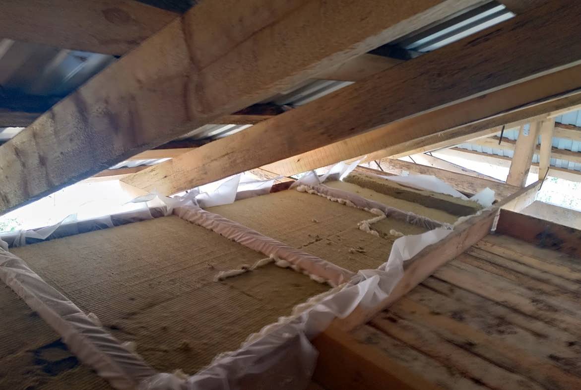 Утепление потолка в доме с холодной крышей - особенности теплоизоляции