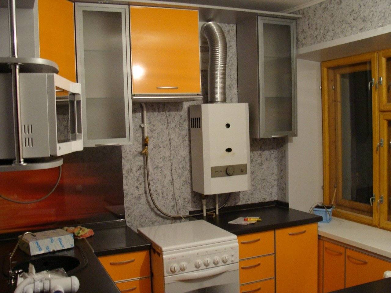 Дизайн маленькой кухни в хрущёвке с газовой колонкой и холодильником: как спрятать газовую колонку на кухне, фото