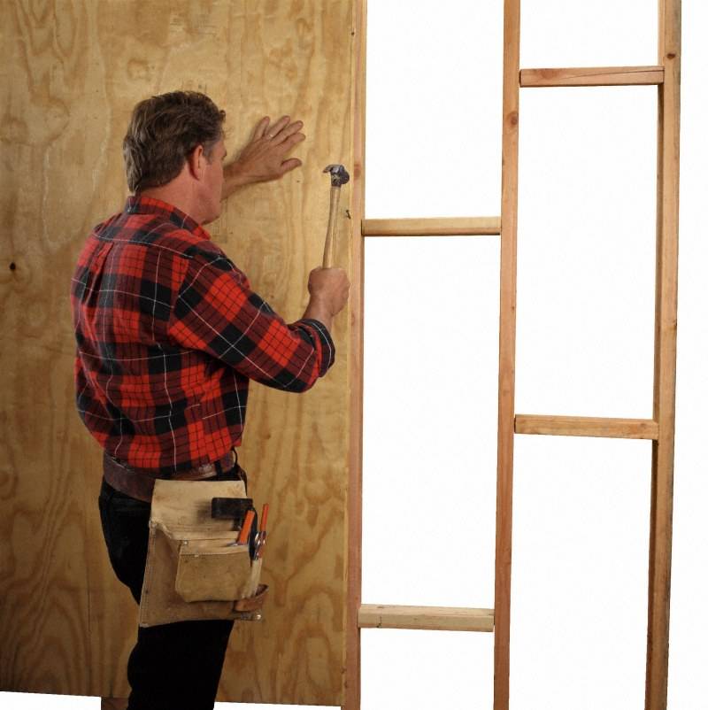 Как утеплить деревянную дверь своими руками?