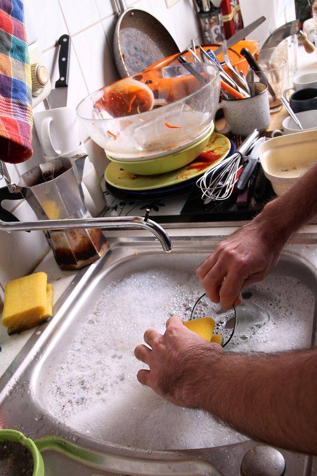 Как быстро помыть посуду в домашних условиях вручную: советы и хитрости
