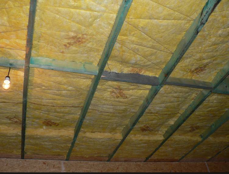 Как утеплить потолок минеральной ватой в частном дом, как ее крепить