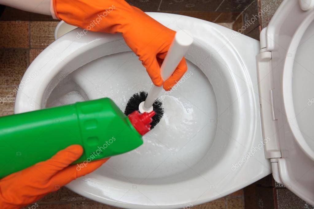 Как прочистить унитаз от засора: используем спецсредство в домашних условиях