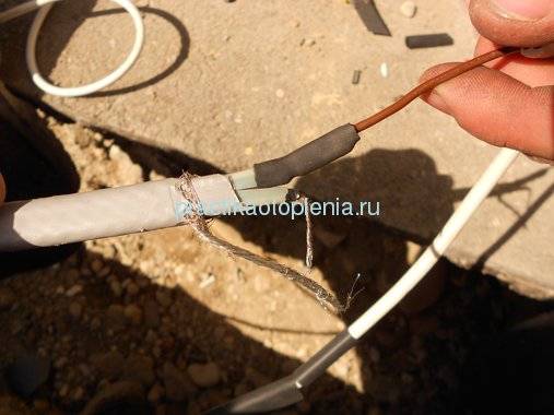 3 способа подключения греющего кабеля к сети при обогреве водопровода.