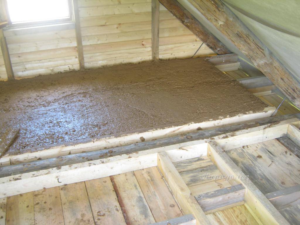 Утепление потолка в бане опилками с цементом