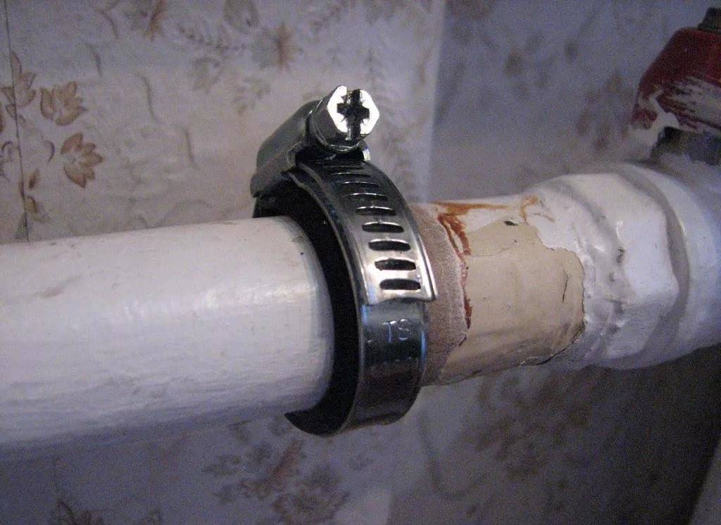 Как устранить (заделать) течь в трубе отопления: герметик и лента от протечек