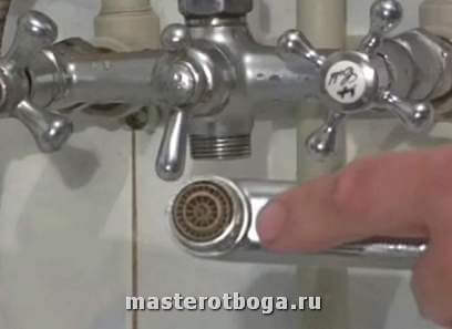 Что делать, если течет кран: как устранить течь в ванной