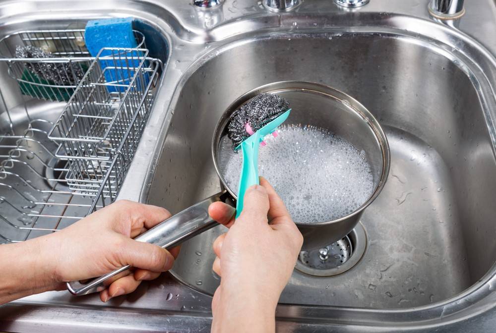 Как быстро помыть посуду своими руками за 5 минут в раковине - способы и средства