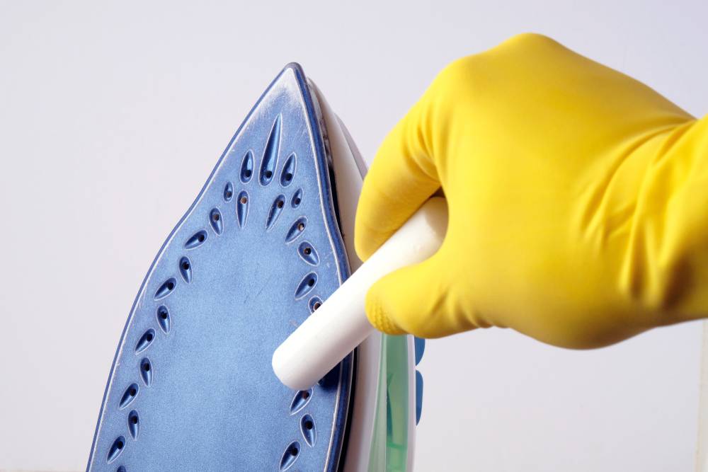 Как почистить утюг от нагара в домашних условиях с тефлоновой и керамической подошвой: быстро и дешево