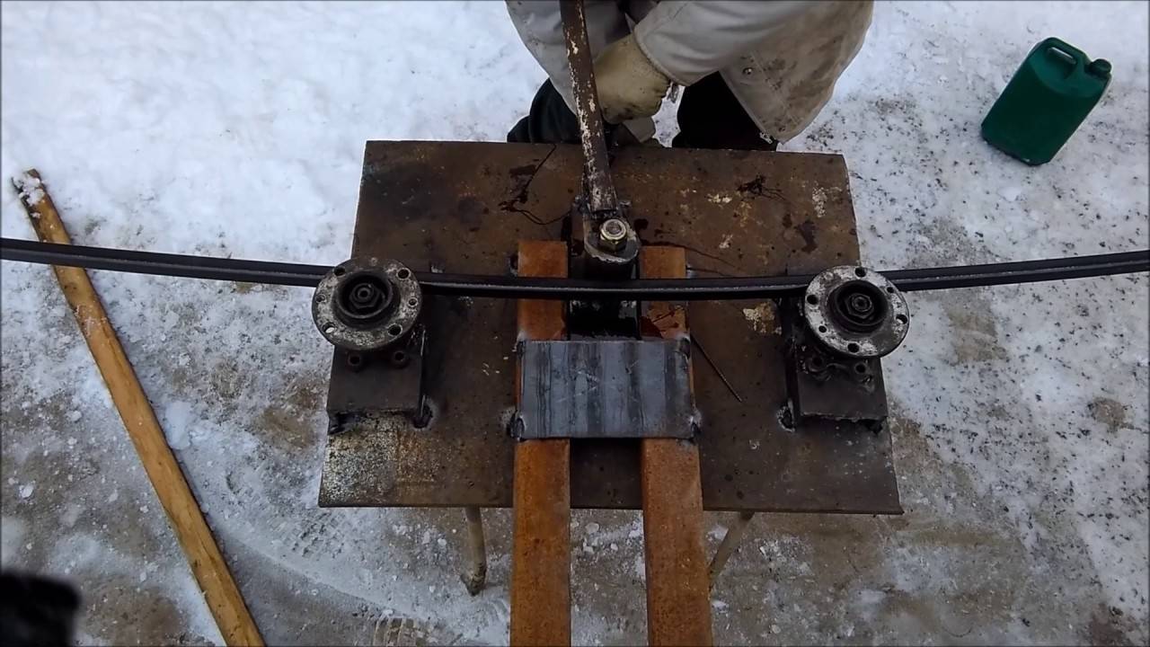 Сделать самому своими руками видео. Самодельный трубогиб для профильной трубы ручной. Самодельный гибочный трубогиб.. Самодельный гибочный станок тря трубы. Трубогиб для профтрубы 40х40.