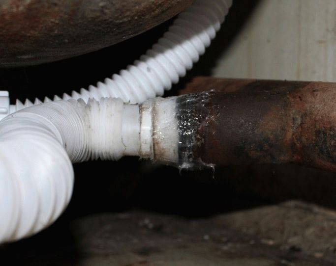 Как заделать течь в трубе: экстренные способы без перекрытия водопровода