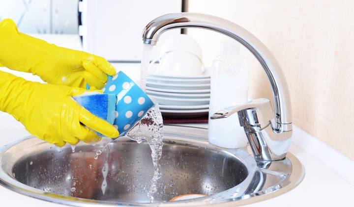 Как быстро помыть посуду руками: выбор средства и пошаговый алгоритм