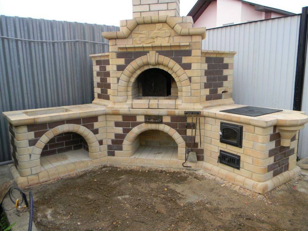 Уличная кухня: камин, барбекю, мангал и печь на даче (20 фото) - decorwind