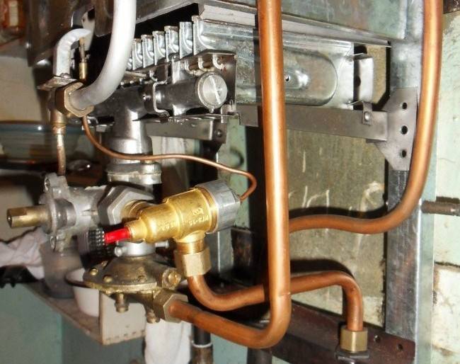 Слабый напор горячей воды из газовой колонки: обзор причин + инструкция по прочистке