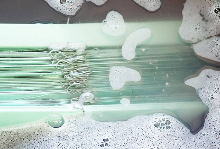 Секреты мойдодыра: как правильно постирать шторку для ванны (душа) руками и в машинке
