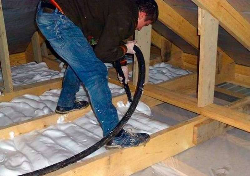 Чем и как утеплить потолок в деревянном доме. материалы и решения